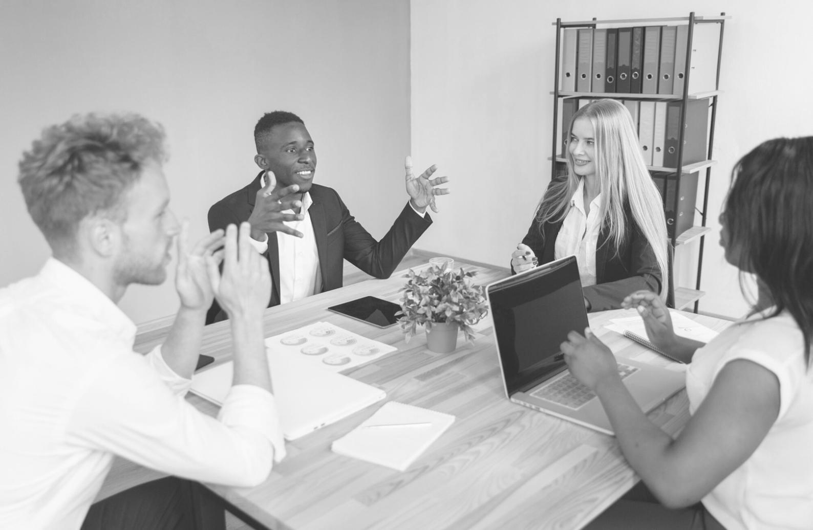 Estudiantes trabajando con herramientas de presupuesto y planificación financiera