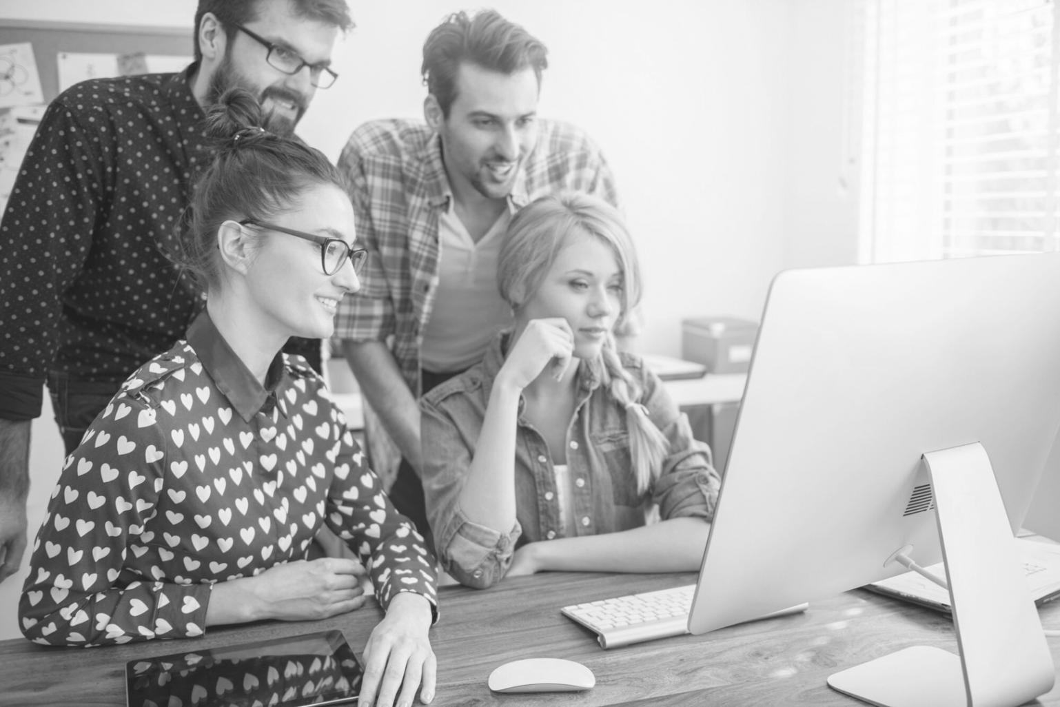 Mujer trabajando en análisis financiero con documentos y ordenador